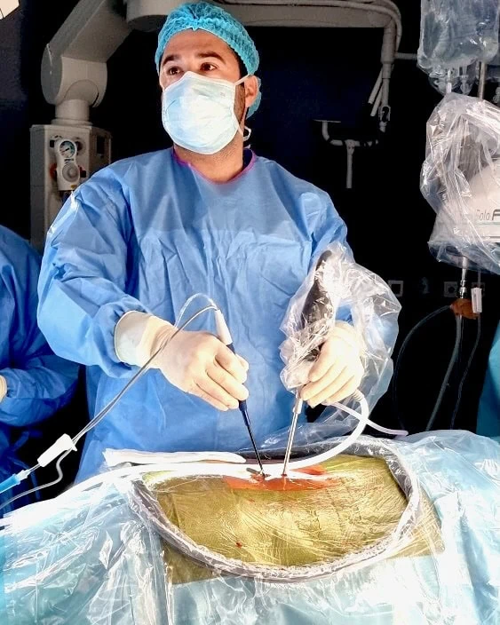 endoscopia-coluna-bloco-operatorio O Dr. Rafael Portela realiza uma cirurgia minimamente invasiva à coluna vertebral, utilizando técnicas endoscópicas avançadas no bloco operatório.